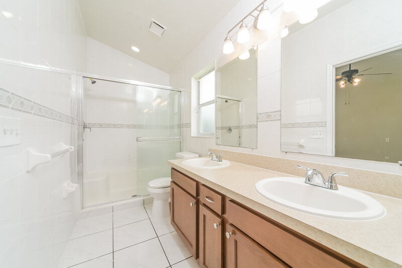 2,150/Mo, 8344 Fort Thomas Way Orlando, FL 32822 Main Bathroom View