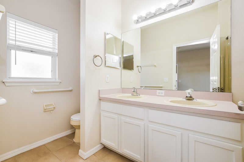 1,955/Mo, 2516 Teak Ct Kissimmee, FL 34743 Main Bathroom View