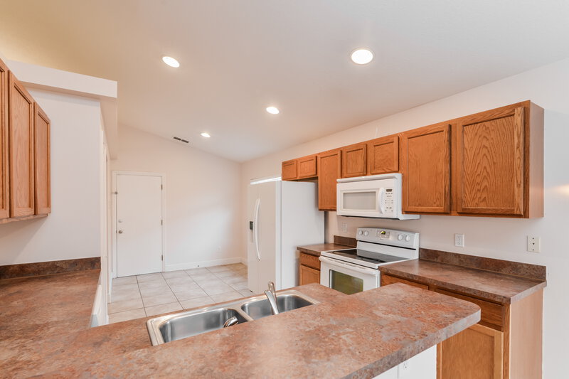 2,060/Mo, 2708 Eagle Creek Ct Kissimmee, FL 34746 Kitchen View