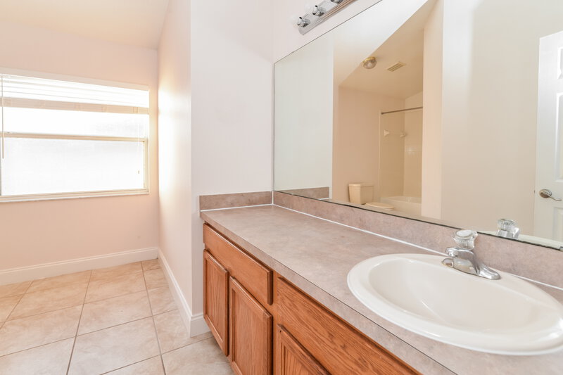 2,060/Mo, 2708 Eagle Creek Ct Kissimmee, FL 34746 Main Bathroom View