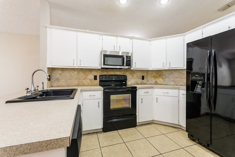 1,985/Mo, 8642 Wellington Loop Kissimmee, FL 34747 Kitchen View