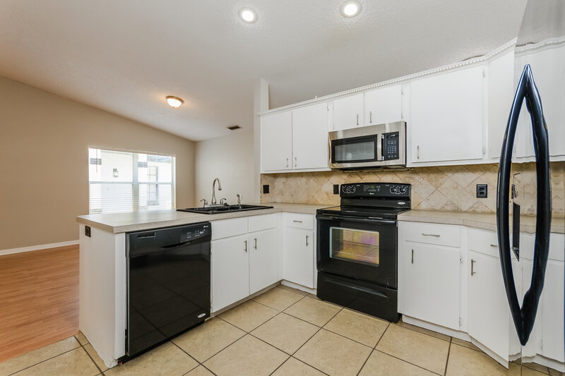1,985/Mo, 8642 Wellington Loop Kissimmee, FL 34747 Kitchen View 2