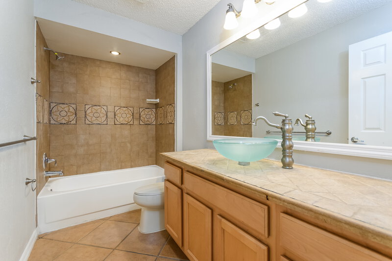 1,985/Mo, 8642 Wellington Loop Kissimmee, FL 34747 Main Bathroom View