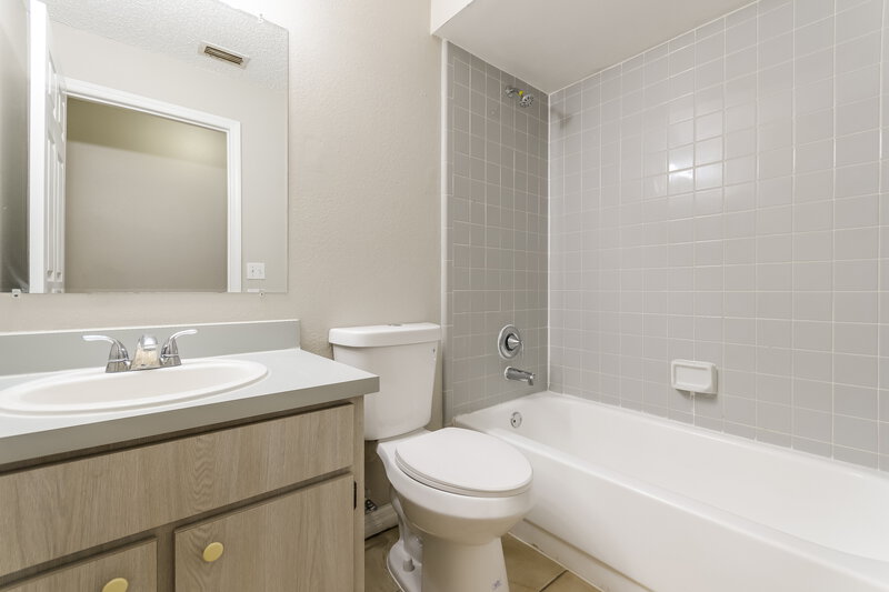 1,985/Mo, 8642 Wellington Loop Kissimmee, FL 34747 Bathroom View