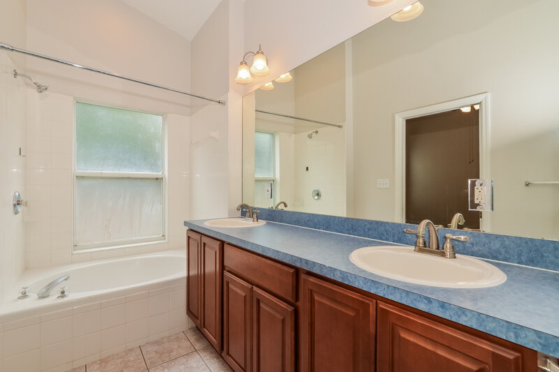 2,200/Mo, 1152 Orange Grove Ln Apopka, FL 32712 Main Bathroom View