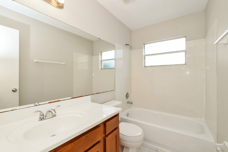 2,210/Mo, 9324 Pavillion Dr Orlando, FL 32825 Bathroom View