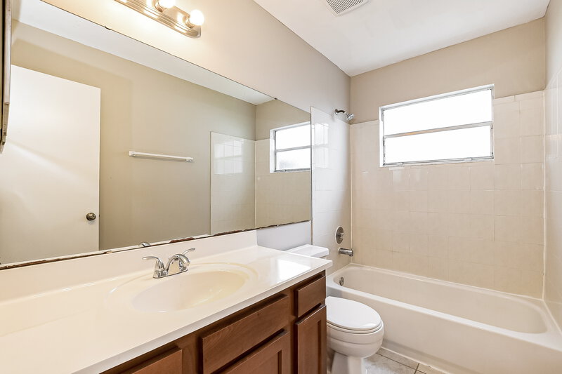 2,155/Mo, 9324 Pavillion Dr Orlando, FL 32825 Bathroom View