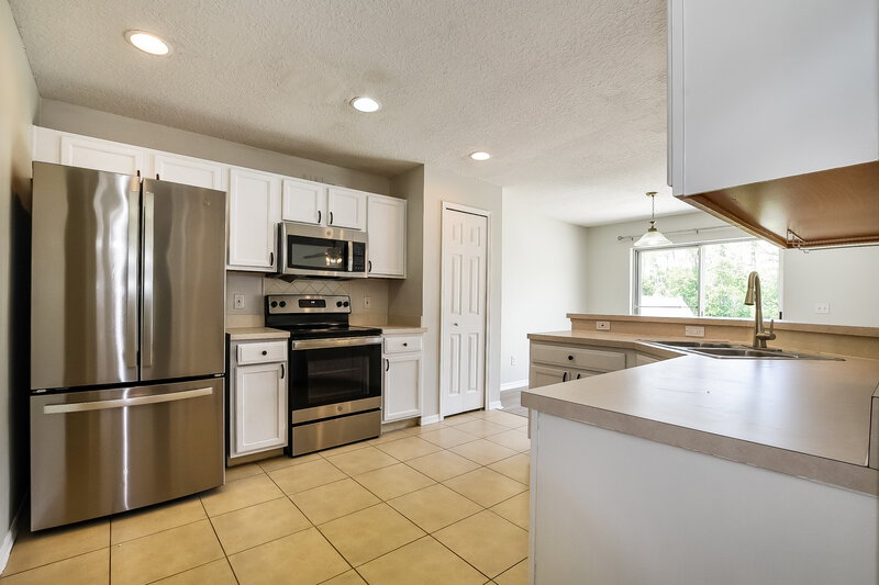 2,920/Mo, 2217 Heathwood Cir Orlando, FL 32828 Kitchen View 2