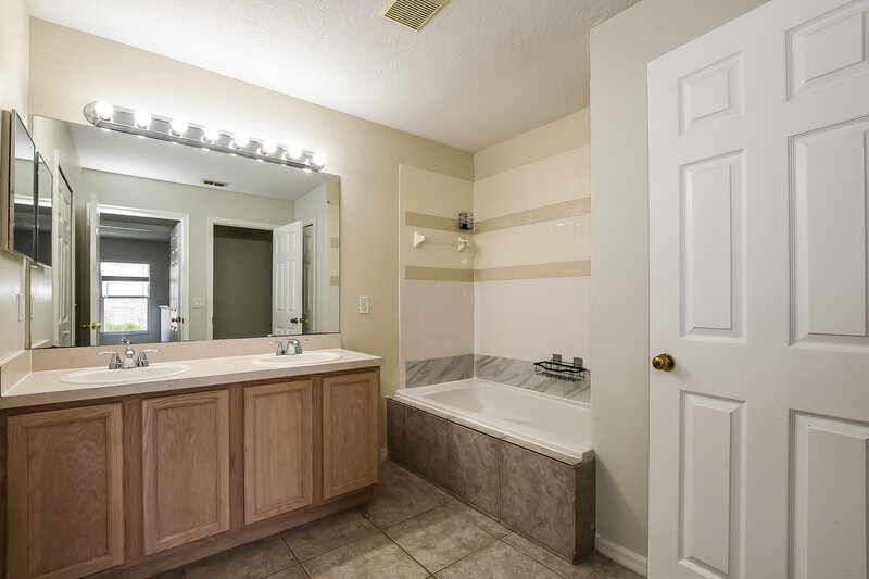 2,920/Mo, 2217 Heathwood Cir Orlando, FL 32828 Main Bathroom View