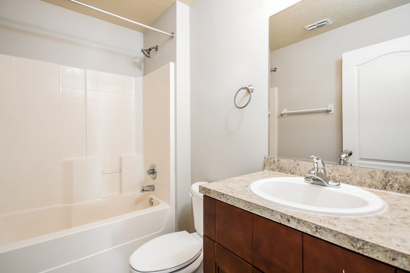 2,235/Mo, 903 Cork Oak Ln Minneola, FL 34715 Bathroom View