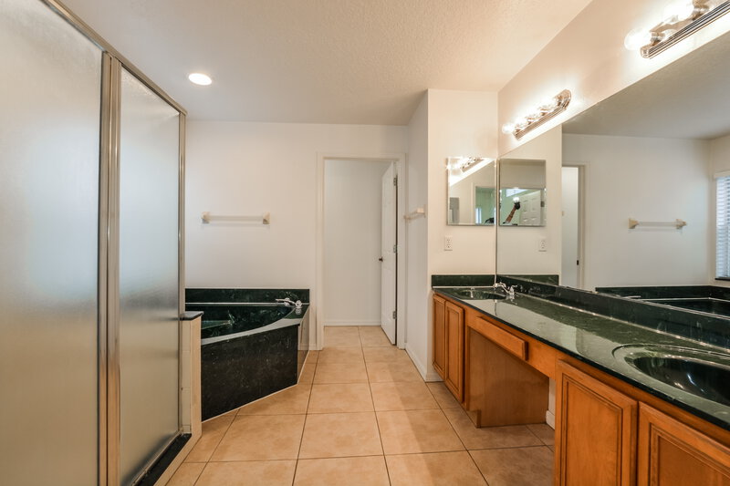 2,390/Mo, 2601 River Ridge Dr Orlando, FL 32825 Main Bathroom View