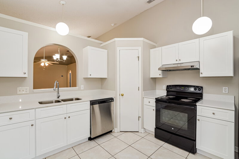 2,120/Mo, 514 Caladesi Trl Orlando, FL 32807 Kitchen View