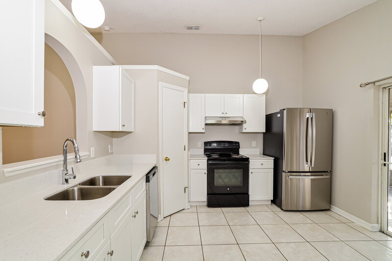 2,120/Mo, 514 Caladesi Trl Orlando, FL 32807 Kitchen View 2