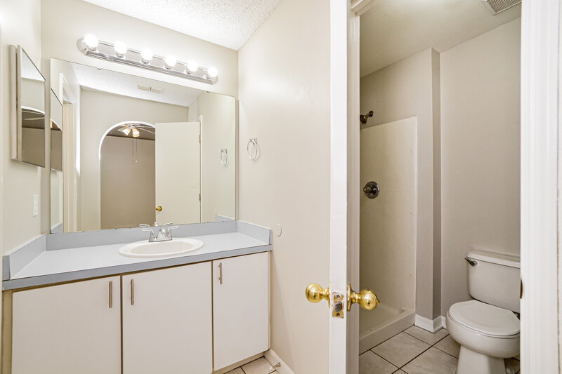 2,120/Mo, 514 Caladesi Trl Orlando, FL 32807 Main Bathroom View
