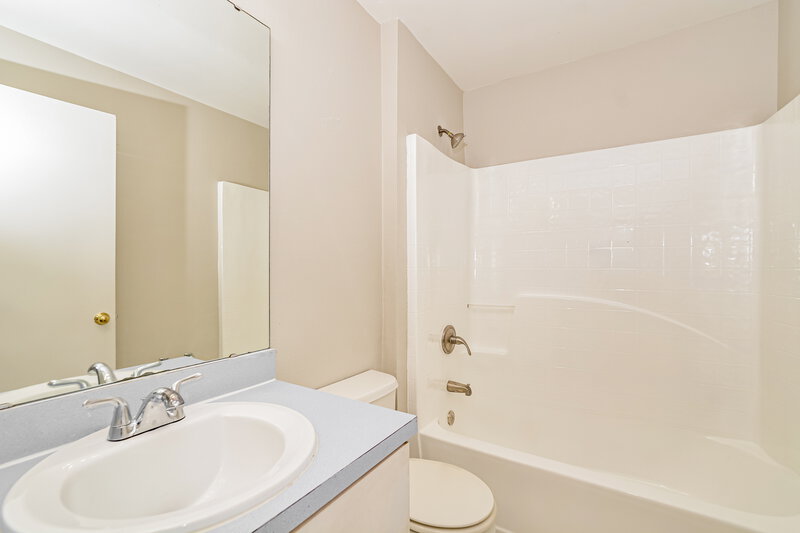 2,120/Mo, 514 Caladesi Trl Orlando, FL 32807 Bathroom View