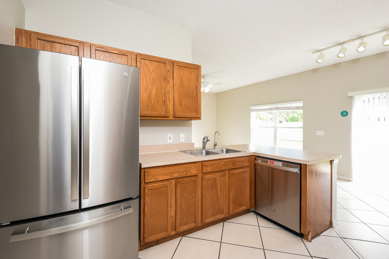 2,300/Mo, 2734 Woodstream Cir Kissimmee, FL 34743 Kitchen View