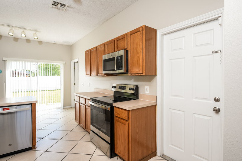 2,300/Mo, 2734 Woodstream Cir Kissimmee, FL 34743 Kitchen View 2