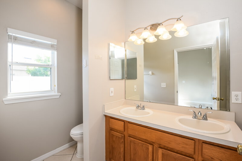 2,300/Mo, 2734 Woodstream Cir Kissimmee, FL 34743 Main Bathroom View
