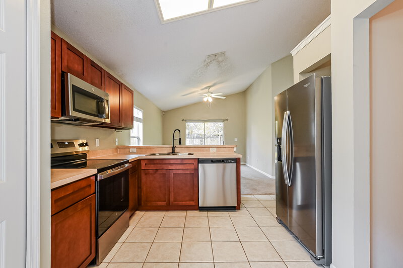 2,420/Mo, 13628 Emeraldview Dr Orlando, FL 32828 Kitchen View