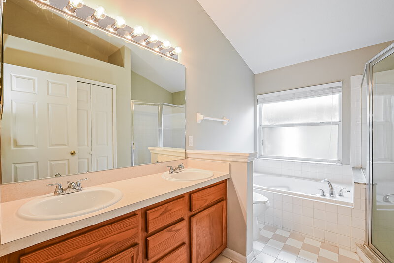 2,420/Mo, 13628 Emeraldview Dr Orlando, FL 32828 Main Bathroom View
