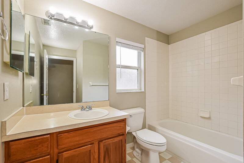 2,420/Mo, 13628 Emeraldview Dr Orlando, FL 32828 Bathroom View