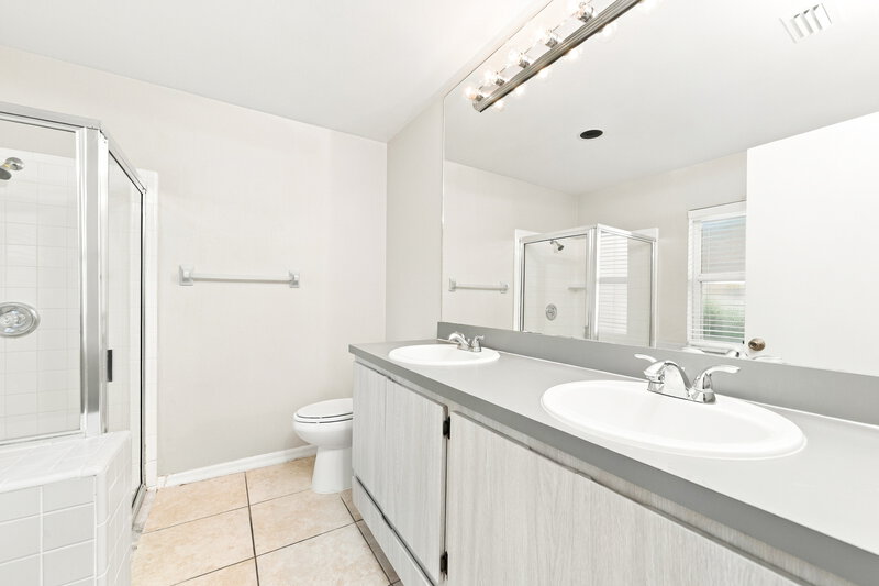 2,670/Mo, 8853 Parliament Ct Kissimmee, FL 34747 Primary Bathroom View