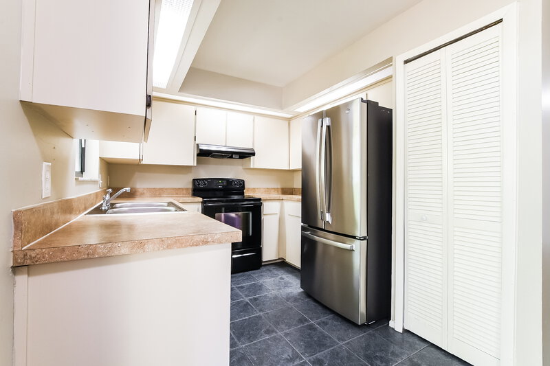 2,200/Mo, 7934 Winter Song Dr Orlando, FL 32825 Kitchen View