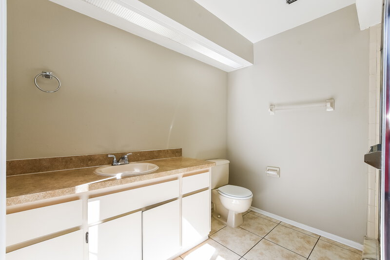 2,200/Mo, 7934 Winter Song Dr Orlando, FL 32825 Main Bathroom View