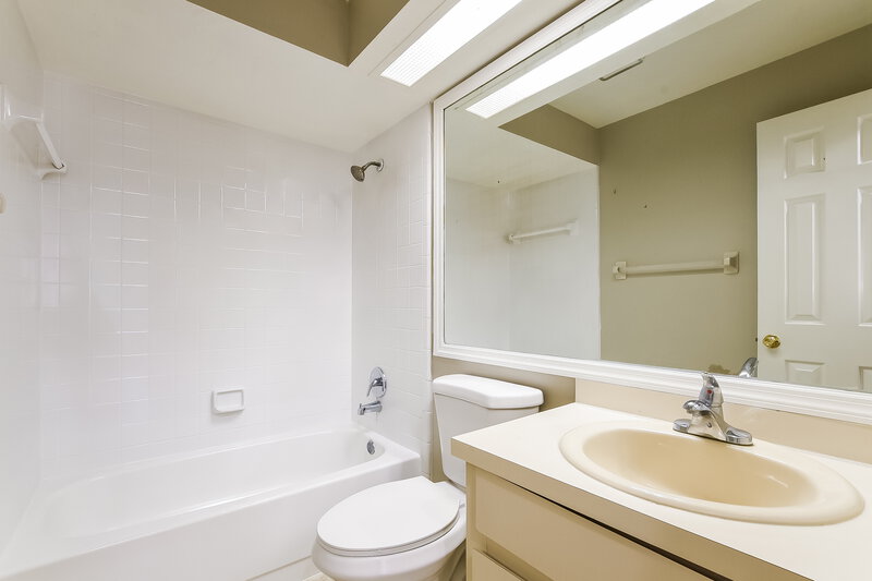 2,200/Mo, 7934 Winter Song Dr Orlando, FL 32825 Bathroom View