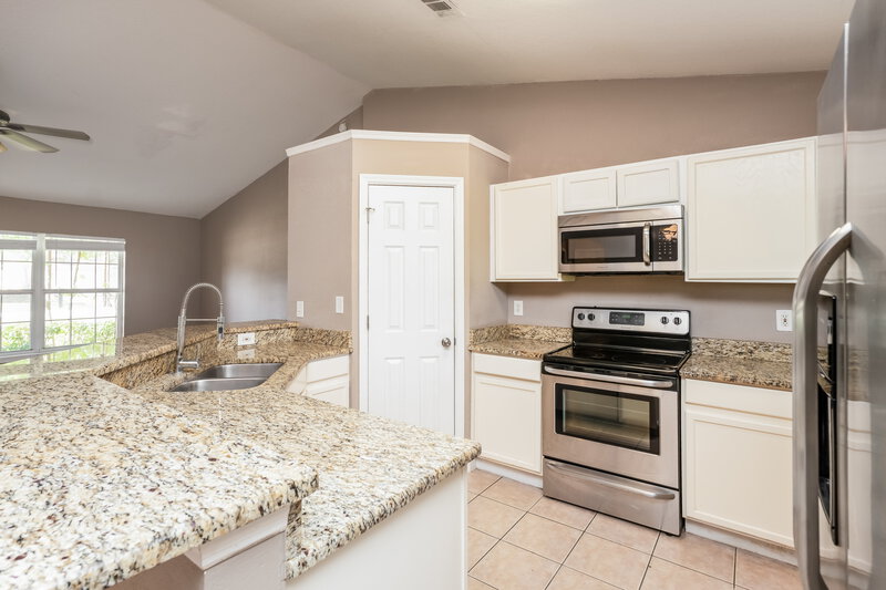 2,210/Mo, 350 Trade Wind Dr Minneola, FL 34715 Kitchen View