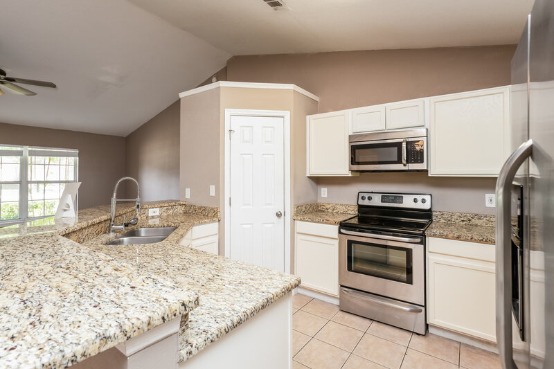 2,210/Mo, 350 Trade Wind Dr Minneola, FL 34715 Kitchen View 2