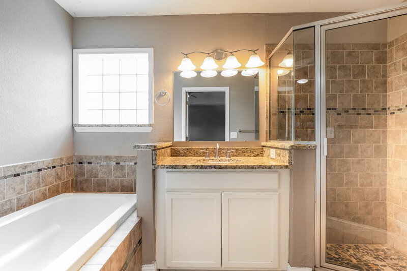 2,210/Mo, 350 Trade Wind Dr Minneola, FL 34715 Main Bathroom View