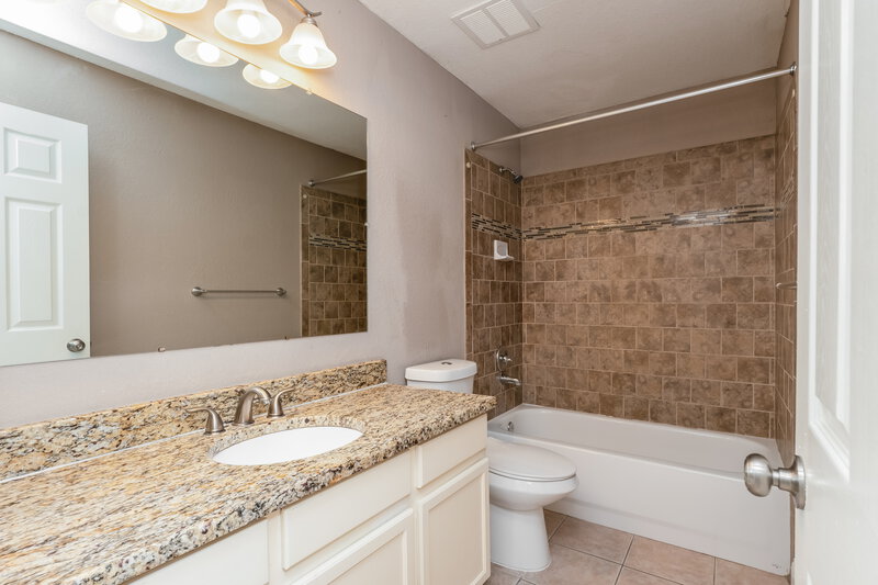 2,210/Mo, 350 Trade Wind Dr Minneola, FL 34715 Bathroom View