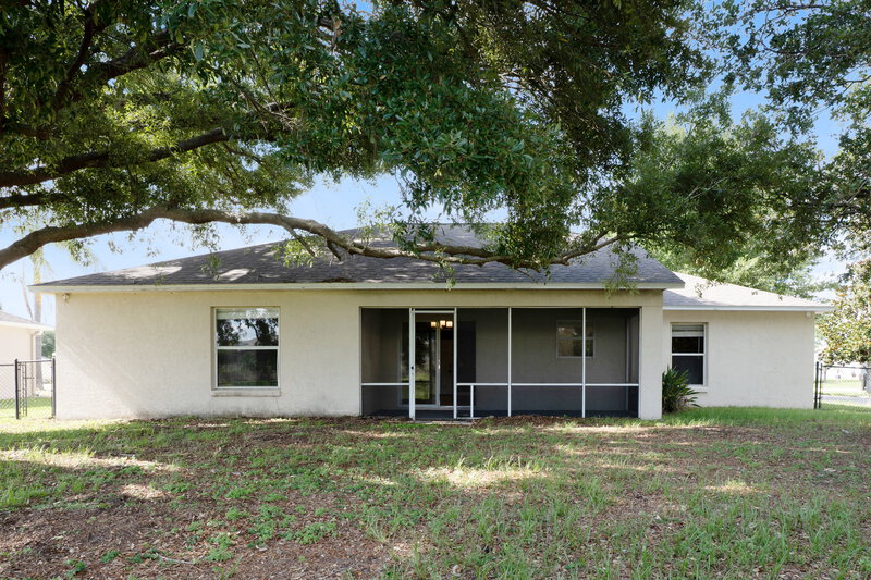 2,210/Mo, 350 Trade Wind Dr Minneola, FL 34715 Rear View