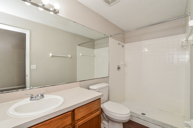 2,370/Mo, 4307 Boca Woods Dr Orlando, FL 32826 Main Bathroom View