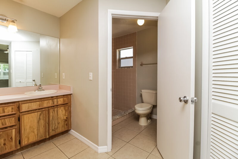 1,965/Mo, 2620 Talladega Dr Orlando, FL 32826 Main Bathroom View