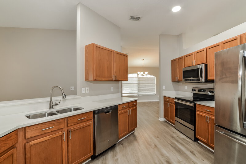 2,265/Mo, 803 Shore Breeze Way Minneola, FL 34715 Kitchen View 2