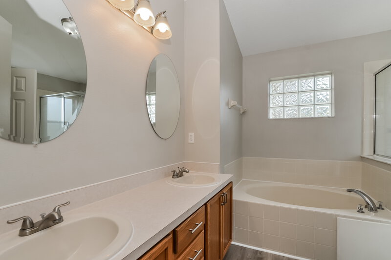 2,265/Mo, 803 Shore Breeze Way Minneola, FL 34715 Main Bathroom View