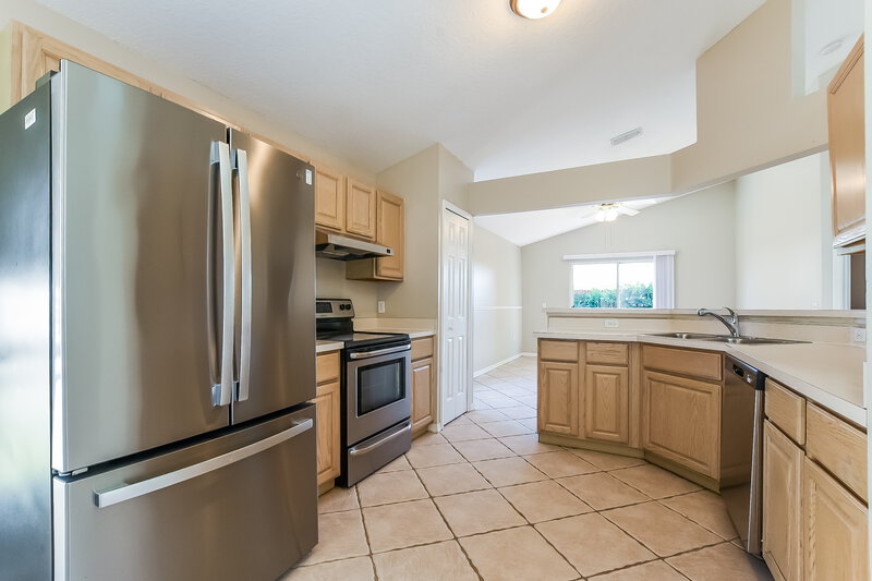 2,440/Mo, 4307 Pembridge Ave Orlando, FL 32826 Kitchen View