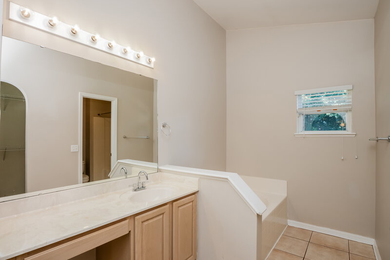 0/Mo, 4307 Pembridge Ave Orlando, FL 32826 Main Bathroom View