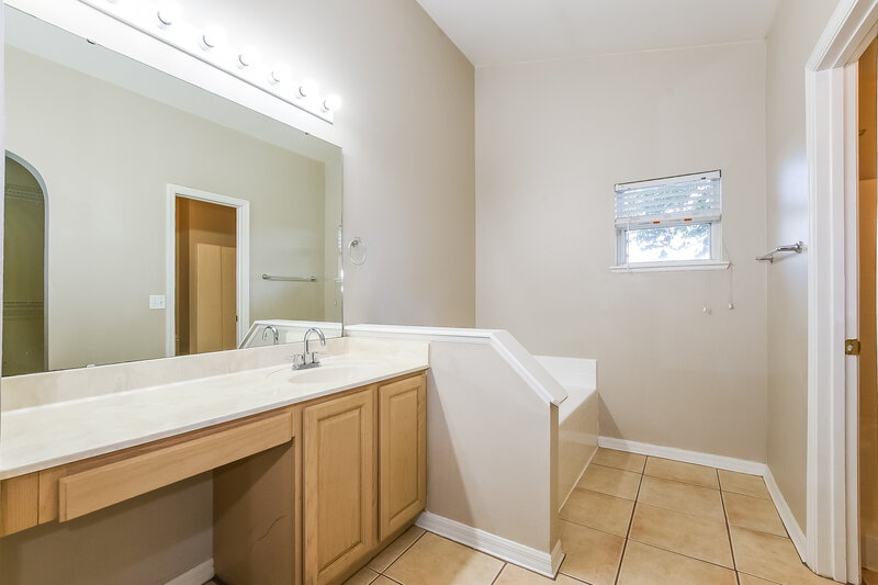 2,440/Mo, 4307 Pembridge Ave Orlando, FL 32826 Main Bathroom View