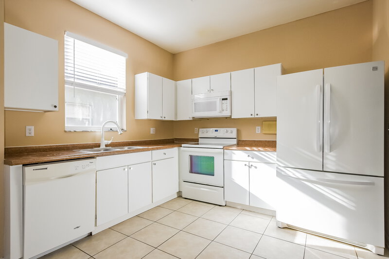 2,250/Mo, 1728 Riveredge Rd Oviedo, FL 32766 Kitchen View 2