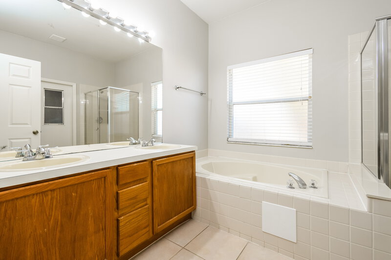 2,390/Mo, 7241 Mardell Ct Orlando, FL 32835 Main Bathroom View