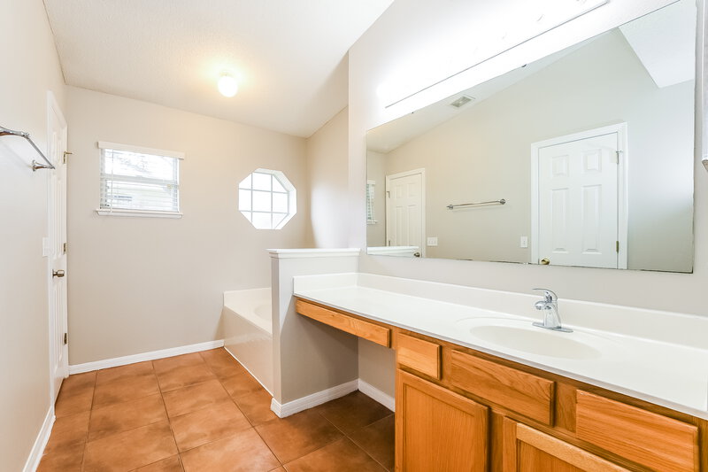 2,350/Mo, 3525 Stonefield Dr Orlando, FL 32826 Main Bathroom View
