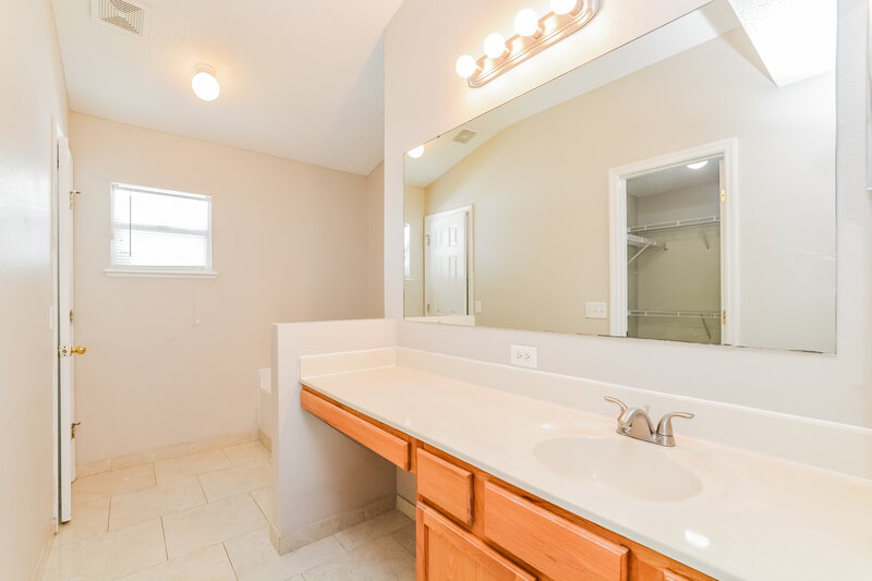 2,065/Mo, 5070 Silver Thistle Ln Saint Cloud, FL 34772 Main Bathroom View