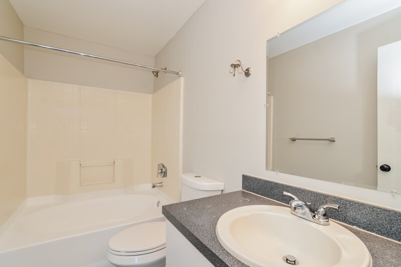 2,110/Mo, 10103 Richardson Ct Orlando, FL 32825 Main Bathroom View