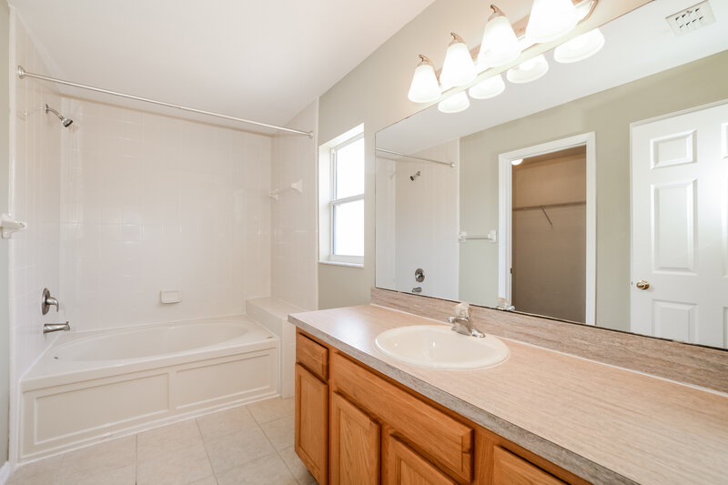 2,095/Mo, 13124 Moonflower Ct Clermont, FL 34711 Main Bathroom View