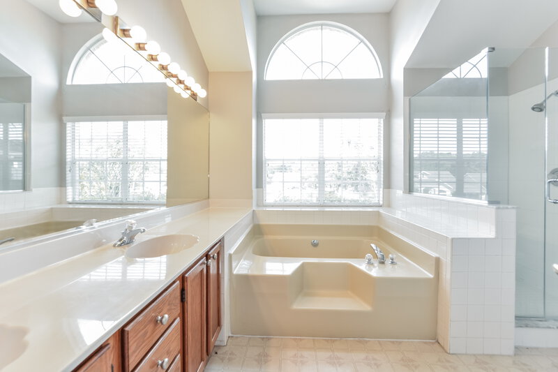 2,445/Mo, 2071 Sawgrass Dr Apopka, FL 32712 Main Bathroom View