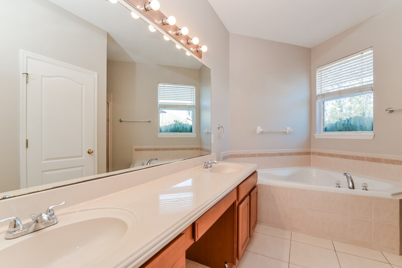 2,685/Mo, 553 Jasmine Bloom Dr Apopka, FL 32712 Main Bathroom View