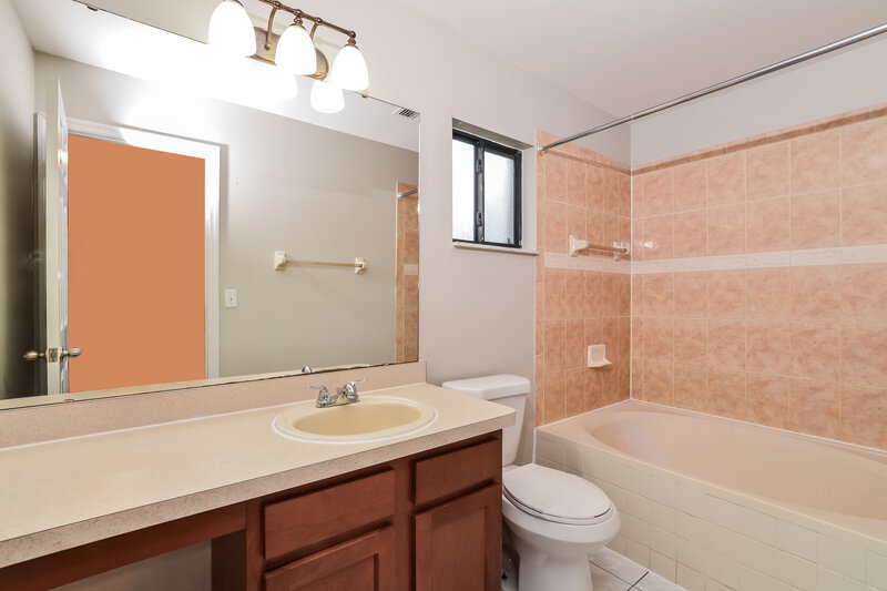 2,200/Mo, 1041 Vernon Loop Oviedo, FL 32765 Main Bathroom View